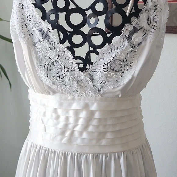 Vintage Lily Of France Night Gown - Picture 2 of 6